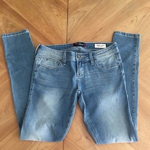 EUC Guess Maxine Fit Jeans- Size 27